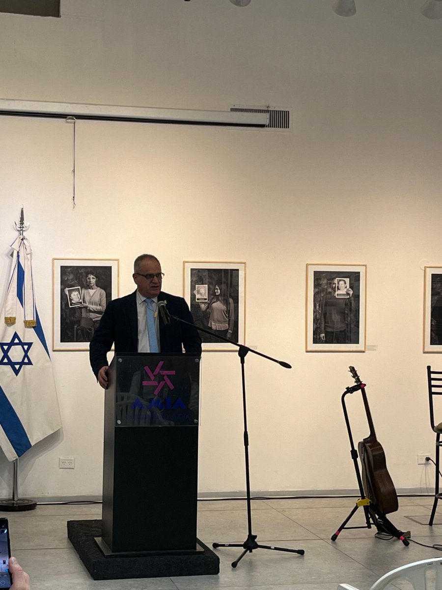 IsraelArgentina's tweet photo. 850.000 judíos fueron forzados a abandonar sus hogares en países árabes e Irán a mediados del siglo XX. Con el apoyo de FESERA, la embajada de Israel en Argentina conmemoró a las comunidades judías que vivieron en países como Marruecos e Irán.

Tras la creación del Estado de Israel, el odio y la intolerancia desataron persecuciones, violencia y hostigamiento. Muchas familias debieron abandonar sus casas para salvarse. Los refugiados reconstruyeron sus vidas, contribuyendo en áreas como el arte, la gastronomía, la ciencia y mucho más. El 30 de noviembre no solo recuerda ese doloroso éxodo, sino que refleja la resiliencia del pueblo judío.

Durante el acto, escuchamos las palabras del Embajador Eyal Sela, del Presidente de FESERA André Gattegno, y el testimonio de Salomón Chame, originario de Egipto. Se presentó una muestra informativa sobre la herencia cultural de las distintas comunidades, junto con una serie de artículos personales originarios de la región y contó con la actuación de música tradicional en árabe, a cargo de Gastón Saied

@AmbEyalSela  @infoACILBA @DoronPe  
@InfoAMIA  @gastonsaied