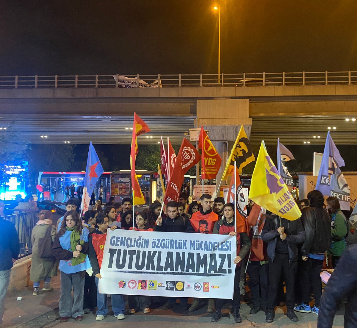 Geçtiğimiz günlerde tutuklanan Devrimci Gençlik Birliğinden arkadaşımız Rohat Ayas ile dayanışmak ve devletin baskı politikalarına karşı ses yükseltmek için bir araya geldik.

Yaşasın devrimci dayanışma!
Kahrolsun burjuva diktatörlüğü!