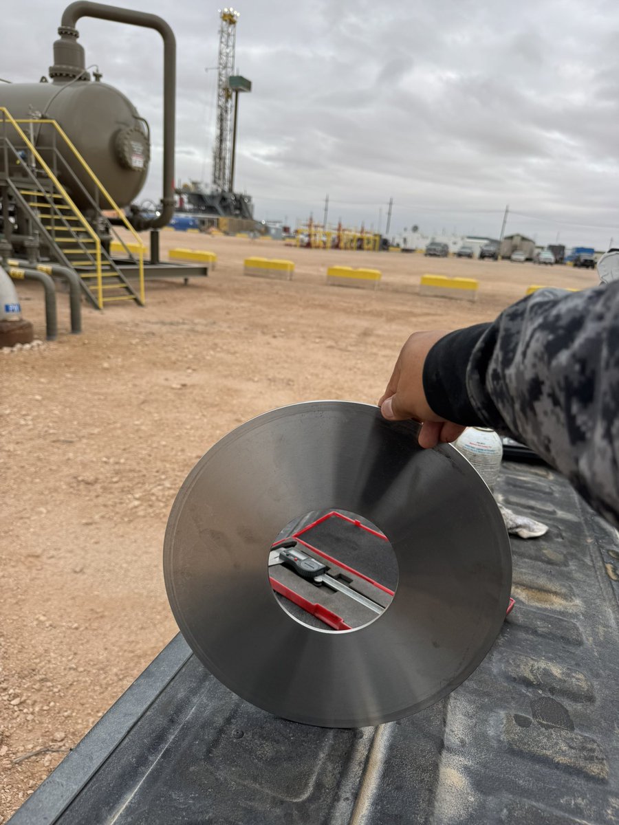 Rez_Lizard's tweet photo. They drilling at one of my locations while I check this Orifice Plate. #Metermaid #Softesthands #Drillbabydrill ๐บ๐ธ๐บ๐ธ #oilfield #oilandgas https://t.co/39kPiCi570
