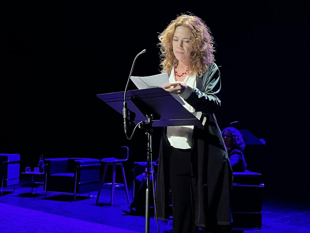 TNC (@teatrenacional) on Twitter photo 🕊️ Amor, honor, rebel·lió. <a href="/annaycobalzeta/">Anna Ycobalzeta</a> recita landays: poemes curts afganesos. Uns cants de gran intensitat improvisats sovint per dones que, ara, s’han de cantar d’amagat. 🕊️ Amor, honor, rebel·lió. <a href="/annaycobalzeta/">Anna Ycobalzeta</a> recita landays: poemes curts afganesos. Uns cants de gran intensitat improvisats sovint per dones que, ara, s’han de cantar d’amagat.