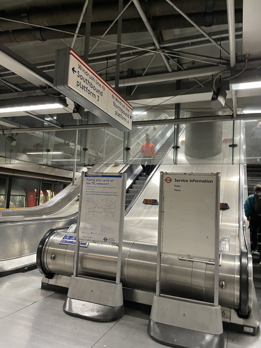 SimonZev's tweet image. #WindrushLine 🔴 ride. Full branding at Canada Water, 378148 has original LO livery and old #Overground carriage maps but, as you can hear, new Windrush Line on the Customer Information System as does Shoreditch High Street #TfL #Overground🧡 #TrainLife #TrainTravel