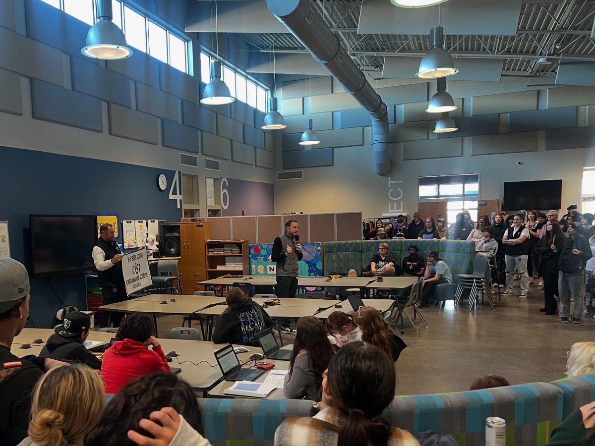 d51supt's tweet photo. Shoutout to Principal Steinmetz & the team at R-5 High School for earning the highest academic rating in the state of Colorado as a Performance School! R-5 is our @d51schools alternative high school, and this is the first time R-5 has earned this distinction since 2017. The hard work of the students, and support & hard work of the staff, and the strong leadership at the school has helped R-5 earn this rating, and I’m so proud of them. 90% of D51 schools earned the top academic ratings in the state this year, and 2/3 of our schools earned the Performance School rating! Big things happening in D51! #WeAreD51 #TogetherWeThrive
