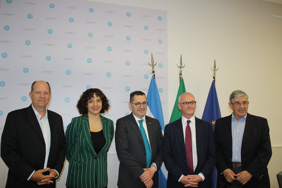 CIPPEC's tweet photo. Organizado por @CIPPEC, junto a la @IrlEmbArgentina y la @UEenARG , el conversatorio “Irlanda y Argentina: integración y desarrollo para un futuro sostenible” se realizó en el auditorio de #CIPPEC y convocó a personalidades de la política, la diplomacia, el empresariado y la cooperación internacional.