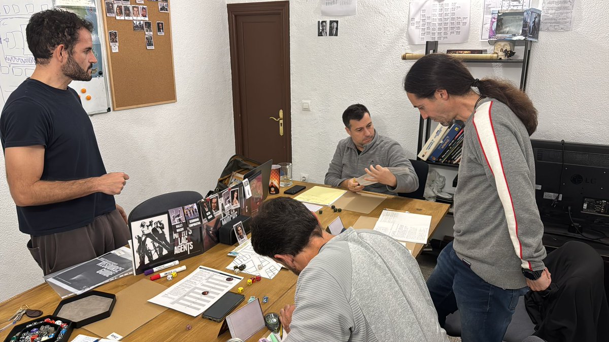 Mientras mi grupo de Libreros descubre que en el mundo del Gran Juego fracasar está a la orden del día, pero el sobrevivir para seguir luchando es en sí mismo una pequeña victoria; el grupo de Chacales echa humo con comentarios diarios sobre anotaciones del Dossier.