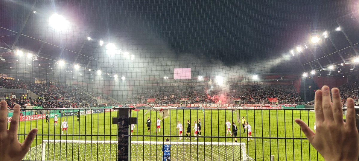 oldschool_STR's tweet photo. "Berlin! Berlin!"
#vfb #vfbaway #regensburg  #ssvvfb #dfbpokal #kneitinger #dunkles https://t.co/CnG2OGumz9