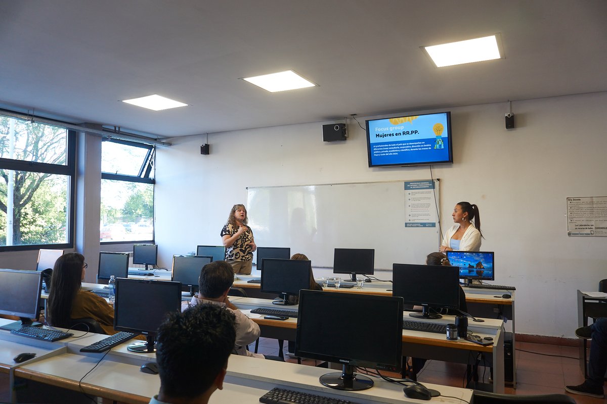 📣Mesa de Ponencias😃
💬En esta edición de la JCE investigadores de todo el país presentaron sus trabajos sobre RRPP, comunicación comunitaria, IA, labor periodística, identidades, discurso y más.