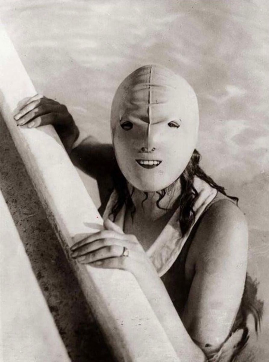 interesting_aIl's tweet photo. Full faced swimming mask helped protect women's skin from the sun, 1920s https://t.co/zREhXfjf0S
