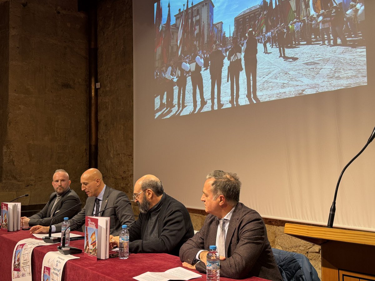 LeonAyto's tweet photo. El alcalde de  #LeónEsp, José Antonio Diez @JADIEZLEON, ha participado esta tarde en la presentación del libro ‘Nuestros Pendones’ en el Palacio del Conde Luna, obra coordinada por Jorge Martínez Montero. https://t.co/7TFqDz49wi