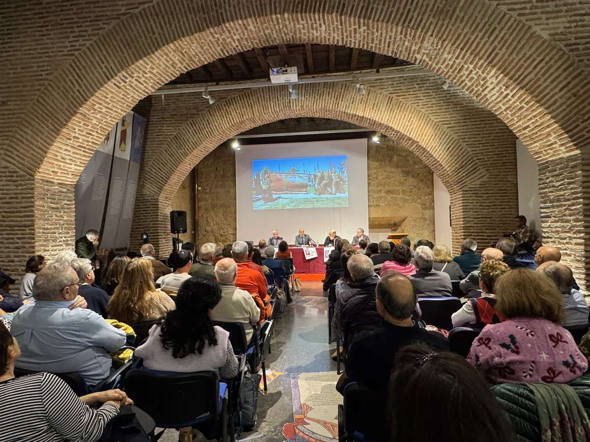 LeonAyto's tweet photo. El alcalde de  #LeónEsp, José Antonio Diez @JADIEZLEON, ha participado esta tarde en la presentación del libro ‘Nuestros Pendones’ en el Palacio del Conde Luna, obra coordinada por Jorge Martínez Montero. https://t.co/7TFqDz49wi