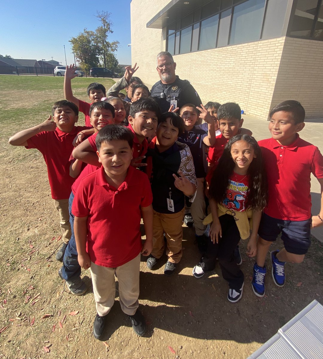 goodgators's tweet photo. Our SRO, Officer G, is truly making a difference. He takes the time to connect with our students, creating a safe and supportive environment. 🐊☺️@RaeFreeman728 @Dorothy0rtiz @CFBISD #SchoolCommunity #PositiveRoleModel https://t.co/2i1cyVKsJm