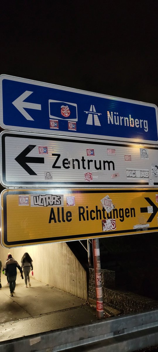 oldschool_STR's tweet photo. "Buon natala  figli di puttana" 🫢🇮🇹🤭
#vfb #vfbaway #regensburg  #ssvvfb #dfbpokal #kneitinger #dunkles https://t.co/IfskCyucRj