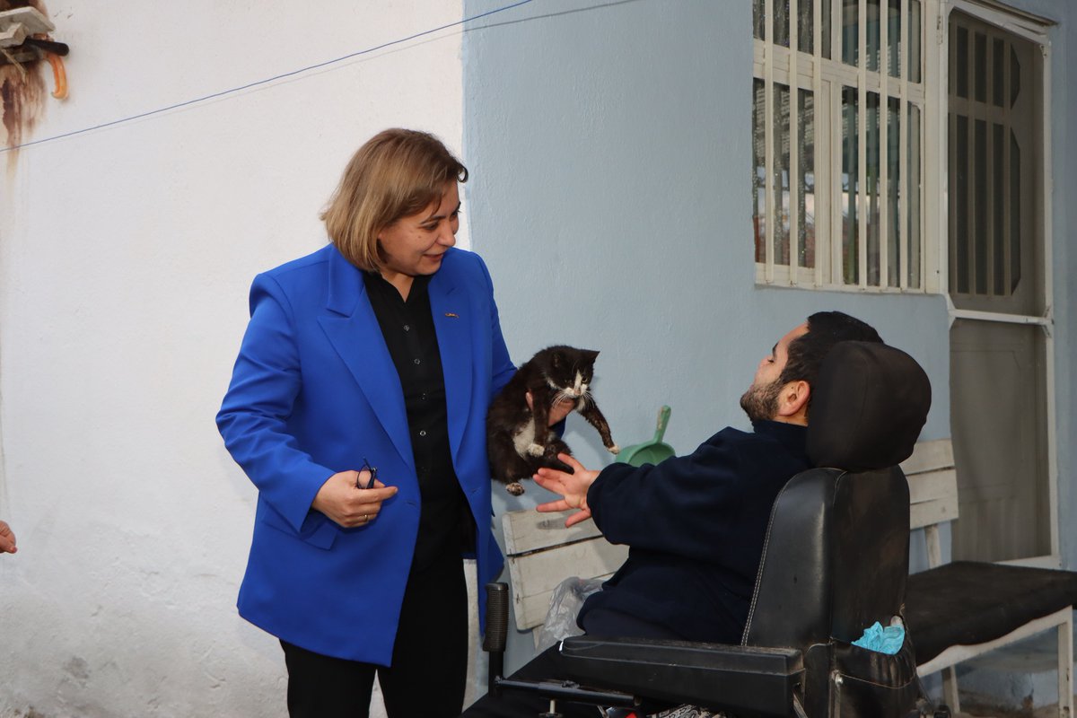 Kulabelediyesi's tweet photo. Başkan V. Gündüz'den, Kalplere Dokunan Sürpriz

3 Aralık Dünya Engelliler Günü'nde Kula'daki engelli bireylere yönelik yaptığı farkındalık ziyaretleriyle kalpleri ısıtan Başkan V. Gündüz, özel gereksinimli Adnan Kaptan'a yaptığı erken doğum günü sürpriziyle gönülleri fethetti. https://t.co/649casOyUF