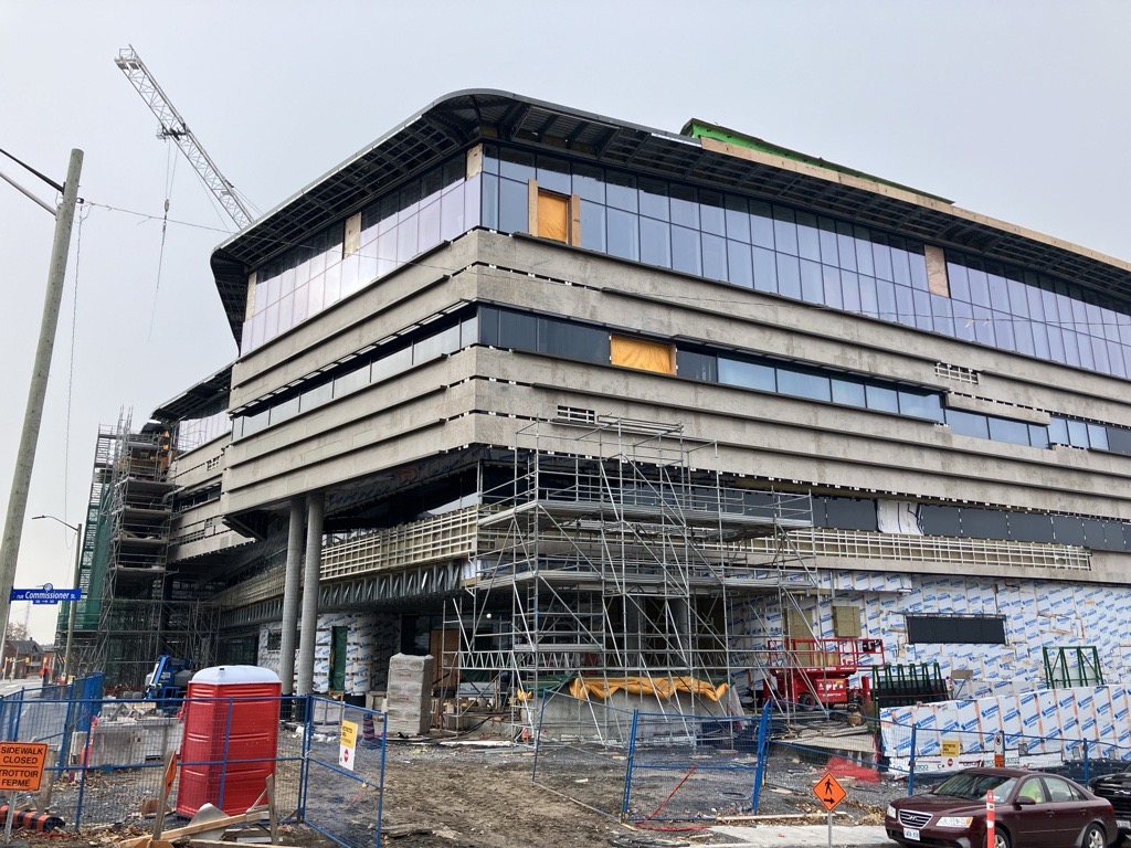 De nouveaux échafaudages sont en cours d’installation à l’extérieur d’Ādisōke! Consultez notre dernière mise à jour sur la construction : adisoke.ca/fr/news-post/m…