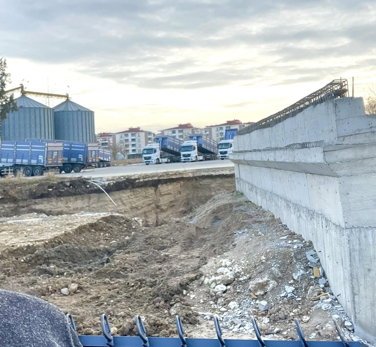 LÜLEBURGAZ DERESİ!
DSİ'ince “SARANLI“ deresi köprü ayakları tamamlanmış olup “LÜLEBURGAZ DERESİ“ üzerinden geçecek olan köprüye başlanacağını ve Köprüler bittiğinde iki dere arasında kalacak olan “ OKANDENİZ UN “ fabrikasının bulunduğu bölgenin düşük kalacağı unutulmamalıdır.