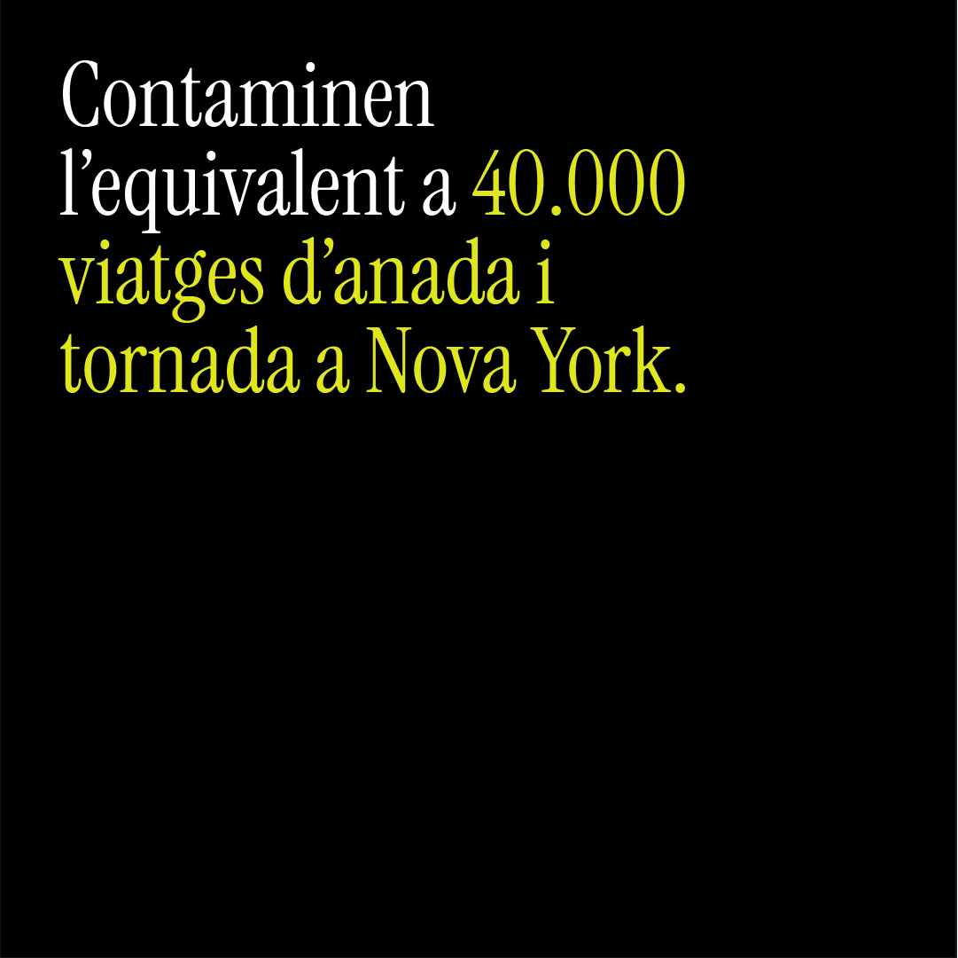 SomEnergia's tweet photo. 🌟 Milions de llumetes il·luminant les nits de #Nadal.
Preciós? Sí. Però, som conscients del seu impacte?
🤔 Més hores, més kilòmetres, més dies.
A #SomEnergia promovem un #ConsumResponsable: comencem per casa!
Tu, què opines? Llums SÍ o NO? 💡
#ConsumConscient https://t.co/PxJH64aWJ8