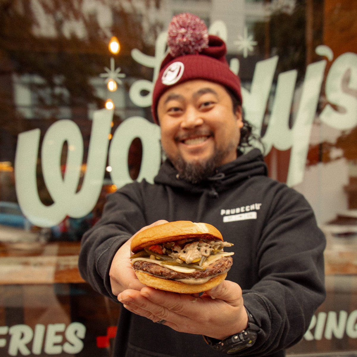lilwoodys's tweet image. #lilwoodysburgeroftheweek: Da Guam Bomb

Grass-Fed Beef, Pepper Jack, Tinaktak (Charred Eggplant &amp;amp; Coconut Milk) Sauce, Finadeni (Soy, Lemon, Vinegar) Sauce-Marinated Green Beans, Tomatoes &amp;amp; Onions, Brioche Bun

Collab w/Elmer Dulla of Guamanian restaurant, FamilyFriend! til 12/9