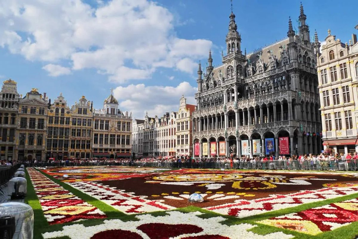 🚨🇧🇪 Bélgica se torna o PRIMEIRO país no mundo a garantir contrato de trabalho para prostitutas.

As profissionais agora terão direito a salário, aposentadoria, acesso à segurança social, seguro de saúde e licença-maternidade.