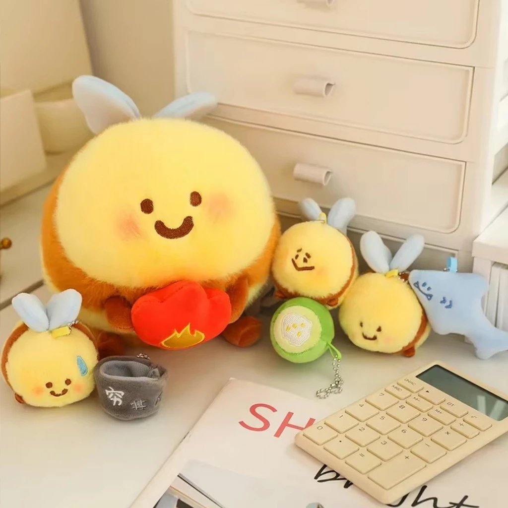 ShopeePromoShop's tweet image. 🐝✨ O brinquedo perfeito para trazer sorrisos!
Novas pelúcias Sha Bee de 20cm 🧸: supermacias, fofinhas e com design encantador. Seu pequeno vai amar esse amigo especial! 💛
💬 Comente "QUERO O LINK" e saiba onde encontrar! 👇