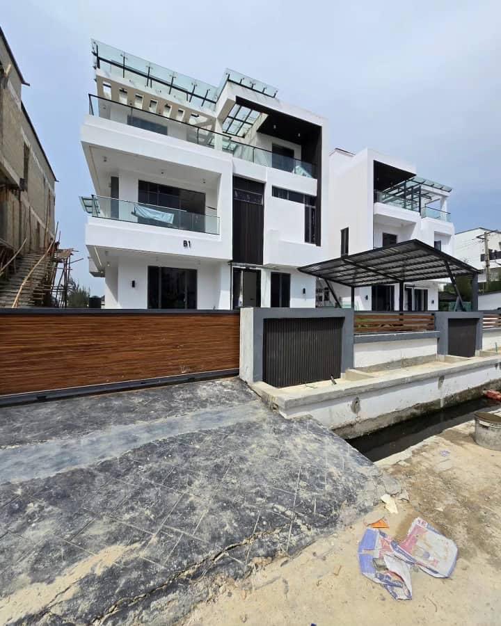 joycelachukwuji's tweet photo. #FOR SALE
#IKOTA LAGOS
5 BEDROOM FULLY DETACHED DUPLEX WITH SWIMMING POOL AND BQ
PRICE: 700M
- Contemporary Design
- Rooftop
- Elevator
- Equipped Cinema
- Outstanding Finishing
- Well Crafted And Fitted Wardrobes
- CCTV
TITLE DOCUMENT CERTIFICATE OF OCCUPANCY (C OF O) https://t.co/5hURlW8tv9