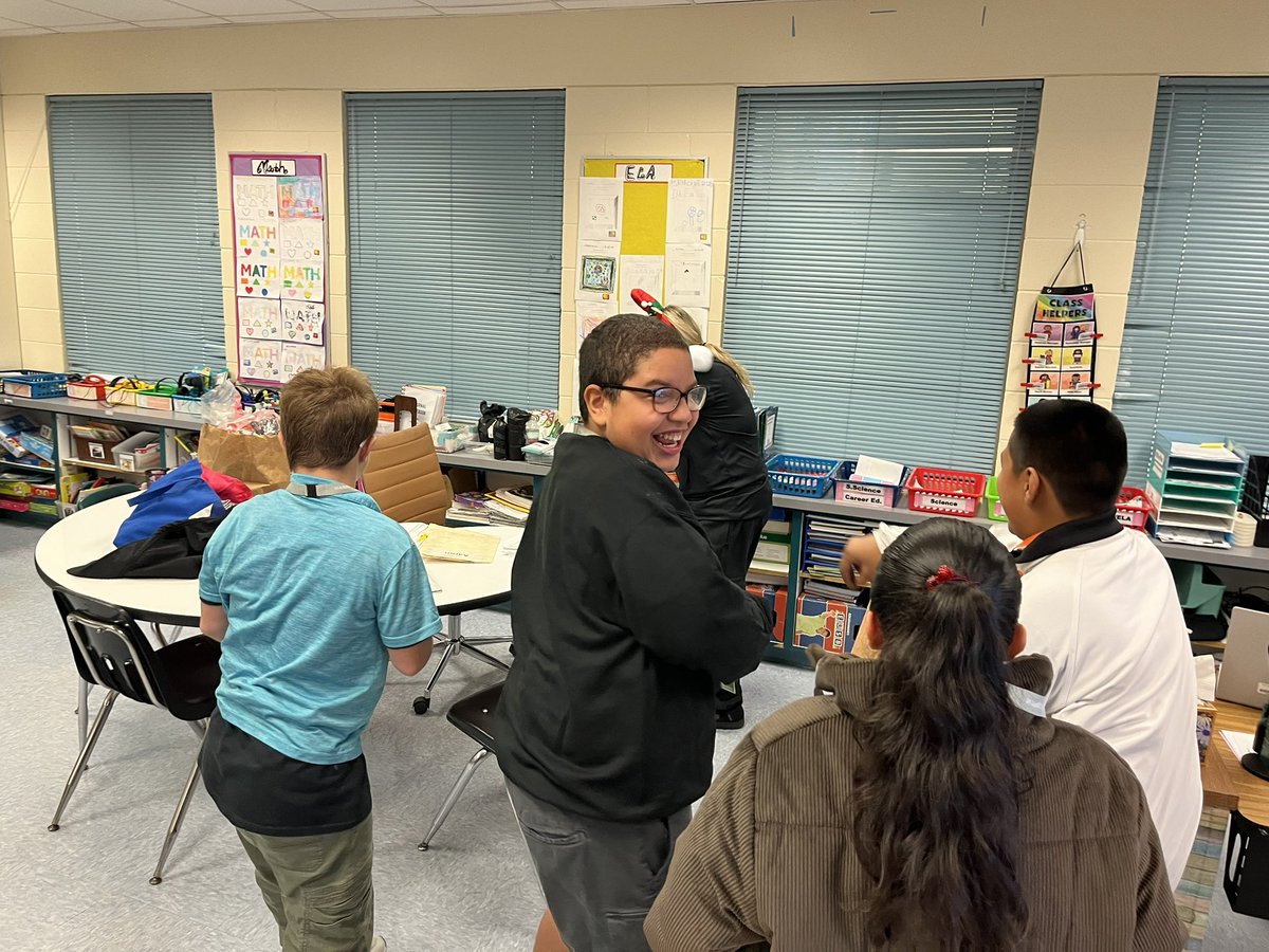 AJMicieli's tweet image. Students in Ms. Aquino’s class were learning about verbs.

They had a snowball fight and played verb charades. Students randomly selected a verb that they had to act out for the class.

Next, the students had to find the verbs in 8 different sentences.

#FunAndEngaging 
❄️⛄️