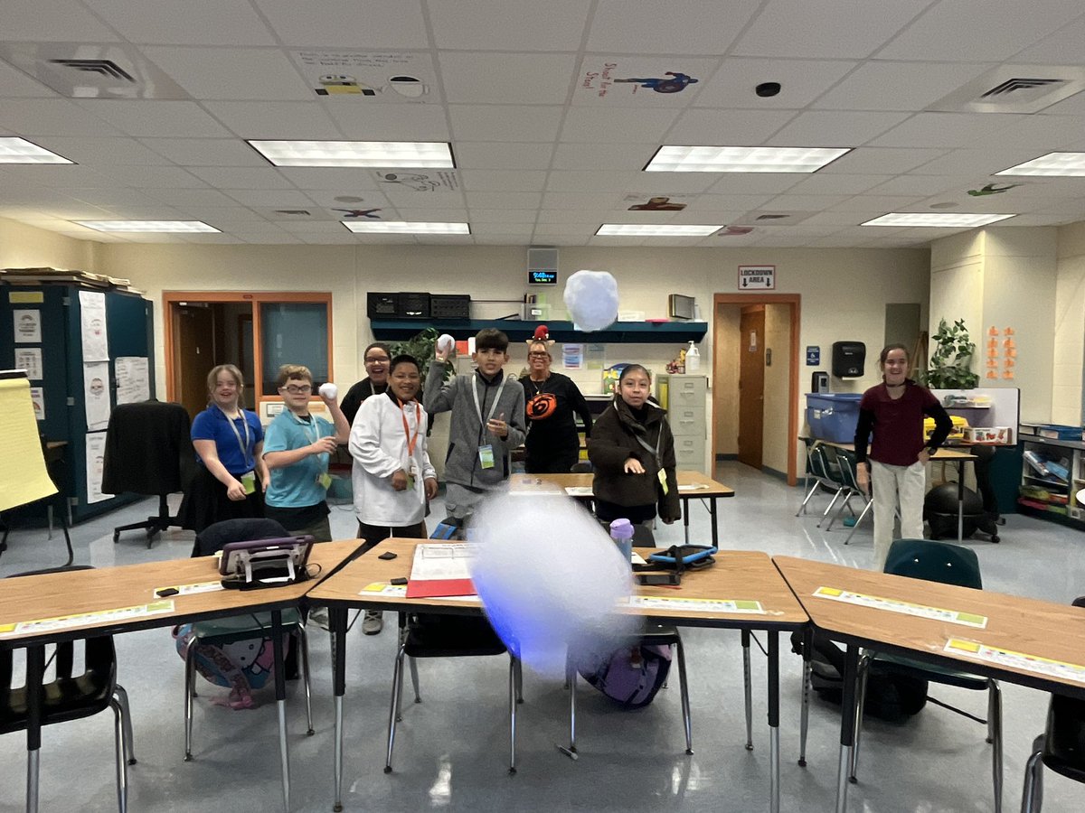 AJMicieli's tweet image. Students in Ms. Aquino’s class were learning about verbs.

They had a snowball fight and played verb charades. Students randomly selected a verb that they had to act out for the class.

Next, the students had to find the verbs in 8 different sentences.

#FunAndEngaging 
❄️⛄️