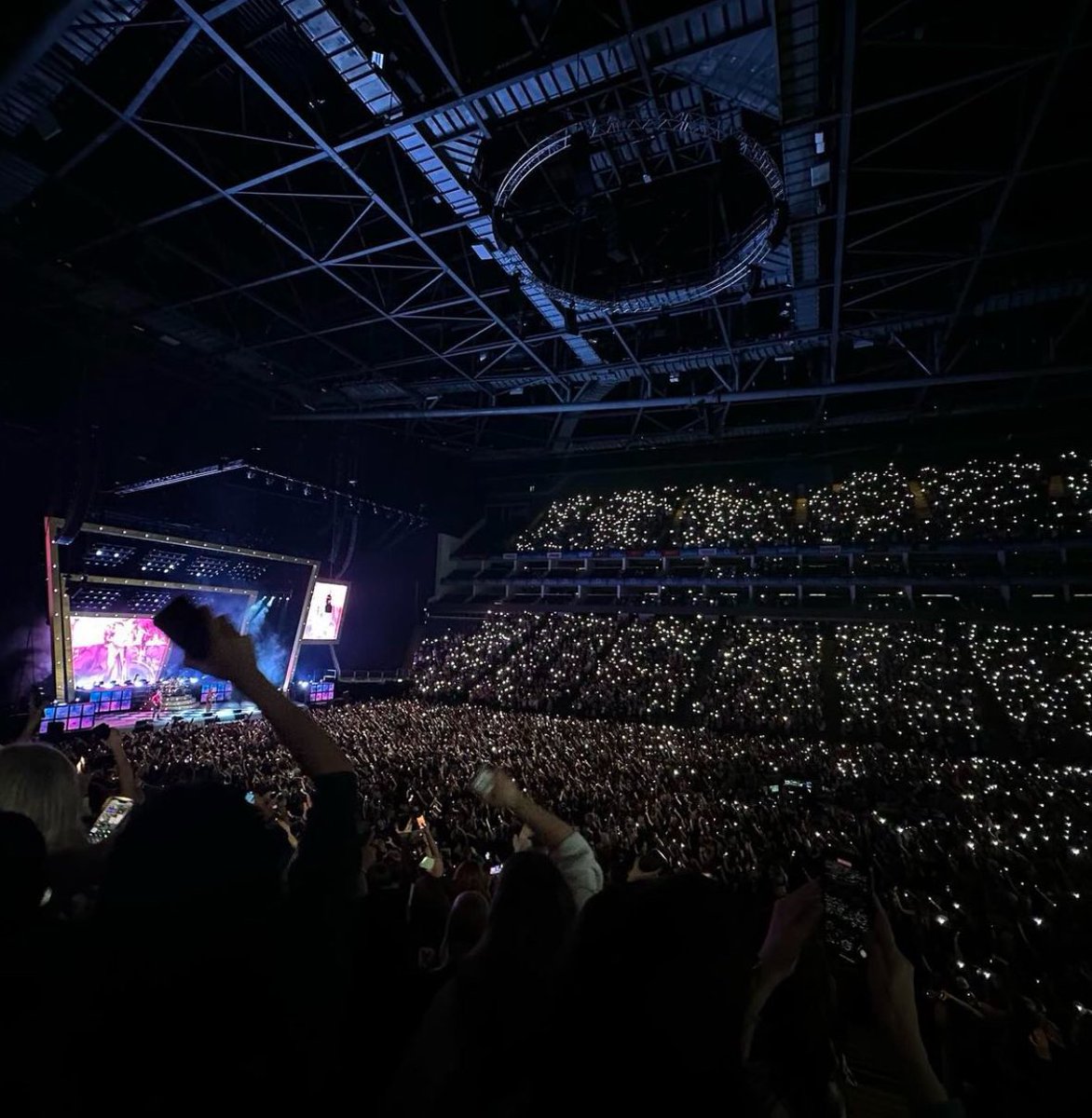 abbiievol6's tweet photo. @5SOS happy 13! i am so thankful for you guys in more ways than one.. when i first saw you guys perform in 2013 to travelling across the world to see you perform, i have so much love for you and your music. you guys mean more than you’ll ever know… thank you🩷 #13YearsOf5SOS https://t.co/Pdjdylcquj