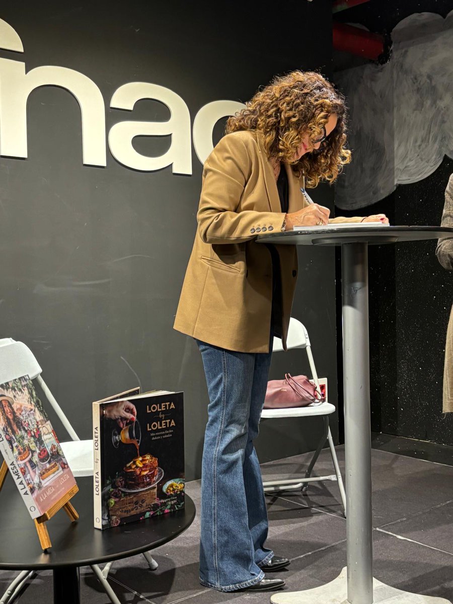 Pensamos aplicar en nuestras cenas navideñas todo lo que hemos aprendido hoy con la increíble <a href="/LoletabyLoleta/">Lola Bernabé</a> 💛

'A la mesa con Loleta' y 'Loleta by Loleta' están disponibles en Fnac para ampliar información 😋