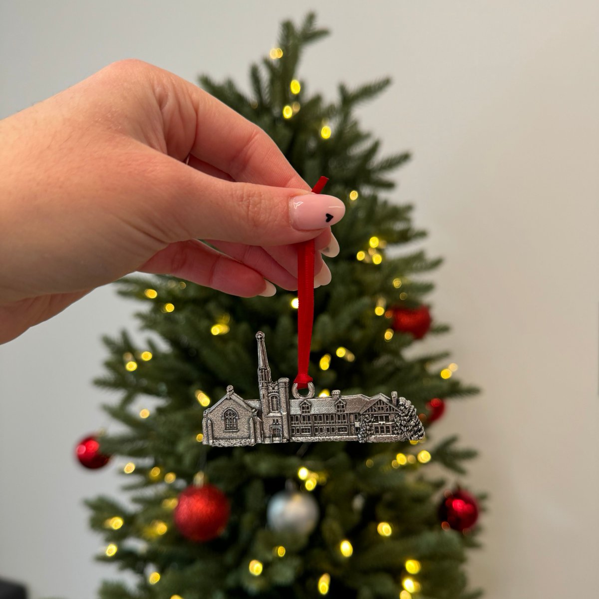 In partnership with the Rotary Club of London South, get your one-of-a-kind London Heritage collectible Huron University ornament 🎄 

Available now for $25, shop the full collection here: bit.ly/3CNn5Cj