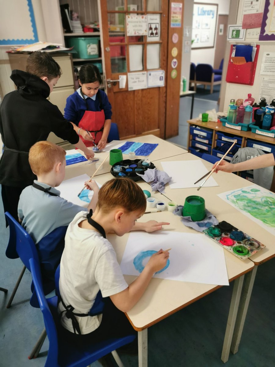 NewtongrangePS's tweet photo. P4M enjoying painting winter scenes today! #aspirebelieveachieve #creativity https://t.co/zZ6g1j6H4i