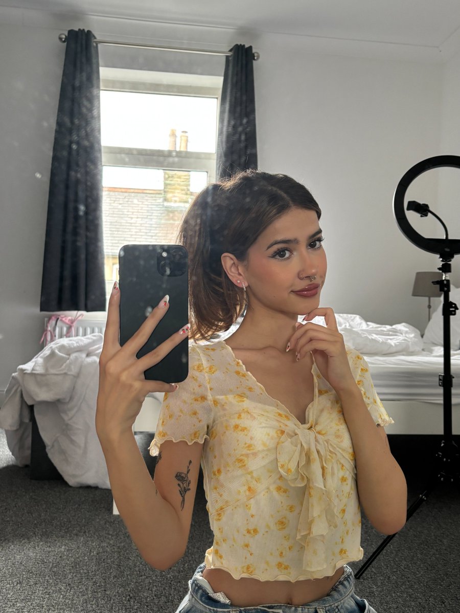 F*CK IT sending booba pics to everyone who says 'hi'