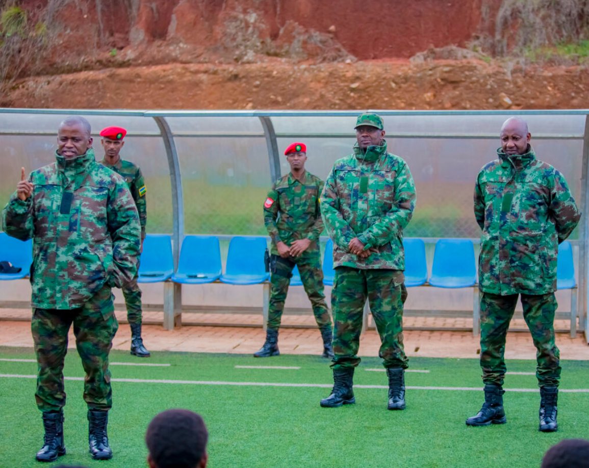 imfuraluc01's tweet photo. #RPL | #APRPOL 

AMAFOTO NK’AYA NDAYAKUNDA CYANE… 

Tuyabona kenshi mu cyumweru cya Classico, cg imikino mpuzamahanga… 

Equipe y’INGABO z’igihugu iri kwitegura umukino wa Police FC kuri uyu wa gatatu, ariko cyane cyane #1000HillsDerby ku wa 6… 

Ku gicamunsi cy’uyu wa kabiri tariki ya 3/12/2024 abayobozi bakuru mu ngabo z’u Rwanda basuye APR F.C aho isanzwe ikorera imyitozo i Shyorongi. 

Bari barangajwe imbere n’Umugaba Mukuru w’Ingabo zirwanira ku butaka, Maj. Gen Vincent Nyakarundi ari kumwe n’Umugaba Mukuru w’Inkeragutaba Maj.Gen Alex Kagame na Chairman wa APR F.C, Brig. Gen Deo Rusanganwa.

Izabonamo amanota angahe? 

Tickets ziri kwiruka baaasi… *939*3*1# 

@betPawaRW 

📸: APR FC 

@bbkigalifm 89.7 FM