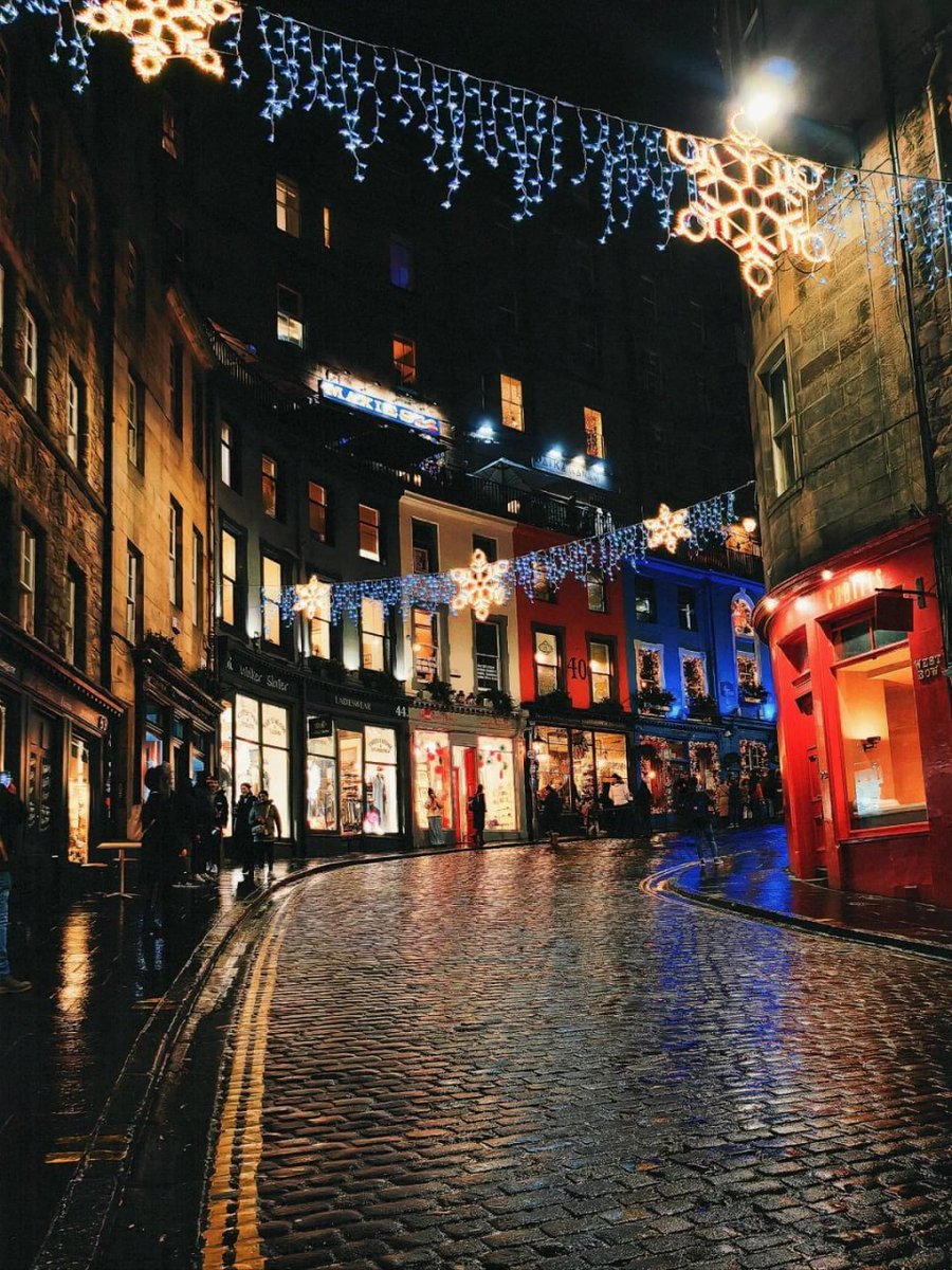 komplex06's tweet image. The magic of Christmas lights up our city, turning every corner into a winter wonderland. ✨🎄