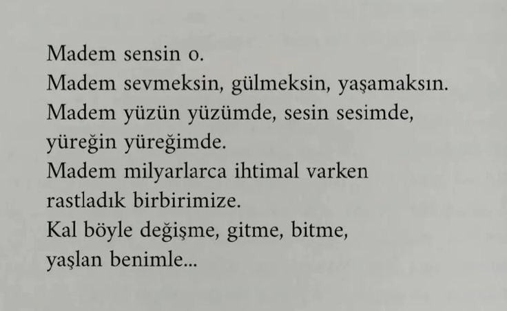 Madem milyarlarca ihtimal varken 
rastladık birbirimize
Kal böyle değişme, gitme, bitme,
yaşlan benimle..