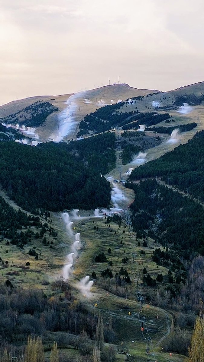 PDMAAragon's tweet image. Valle de Benasque, fabricando nieve artificial...
Alguien se pregunta cuanto nos cuesta este derroche?