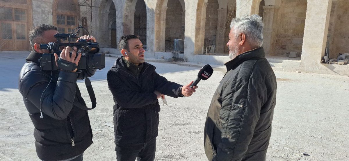 زيارة مراسل TRT HABER التركية لمدينة حلب بعد تحريرها من قبل الثوار، وذلك بالتنسيق مع مركز إدلب للخدمات الإعلامية.
A reporter from the Turkish TRT HABER channel visited the city of Aleppo after its liberation by the rebels, in coordination with the Idlib Media Services Center.
