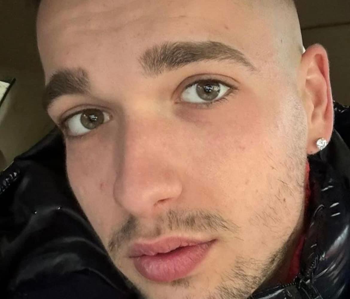 Il ragazzo nella foto si chiama Alen Halilovic, ha 21 anni, nato e cresciuto in Italia da una famiglia bosniaca. 
Ma è anche, e soprattutto, colui che ieri a Guastalla (Reggio Emilia) ha letteralmente salvato la vita a una donna altrimenti vittima di femminicidio.

Alen passava