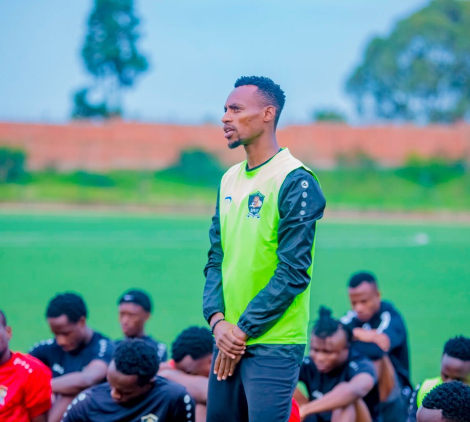 JeanJulesUwiman's tweet photo. #RPL || #APRPOL

Ejo @aprfcofficial irakira Police FC saa 15h00 ku wa Gatandatu yakirwe na @rayon_sports saa 18h00.

Uyu munsi bibukijwe ikipe bakinira iyo ari yo.

Iki cyumweru kirakomeye.

@ktradiorw https://t.co/YumcuWaARb