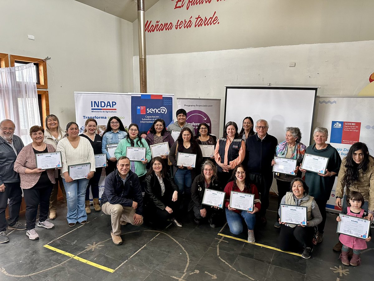 DPRAysen's tweet photo. 👏 29 personas fortalecerán la agricultura familiar campesina, gracias a SENCE e INDAP. 
El delegado presidencial regional Jorge Díaz Guzmán encabezó la ceremonia que contó con la participación de beneficiarias, seremi Trabajo, SENCE e INDAP. https://t.co/Irs5MbJQ8T
