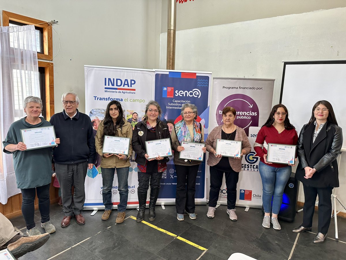 DPRAysen's tweet photo. 👏 29 personas fortalecerán la agricultura familiar campesina, gracias a SENCE e INDAP. 
El delegado presidencial regional Jorge Díaz Guzmán encabezó la ceremonia que contó con la participación de beneficiarias, seremi Trabajo, SENCE e INDAP. https://t.co/Irs5MbJQ8T