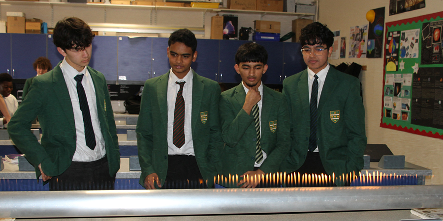 OneFarringtons's tweet image. Take a look at Year 11 exploring the wonders of sound waves with a Rubens tube! 🔊🔥 This incredible experiment visualises sound pressure waves, making learning Physics both fun and fascinating. 

#FarringtonsSeniors #Year11 #ScienceEducation