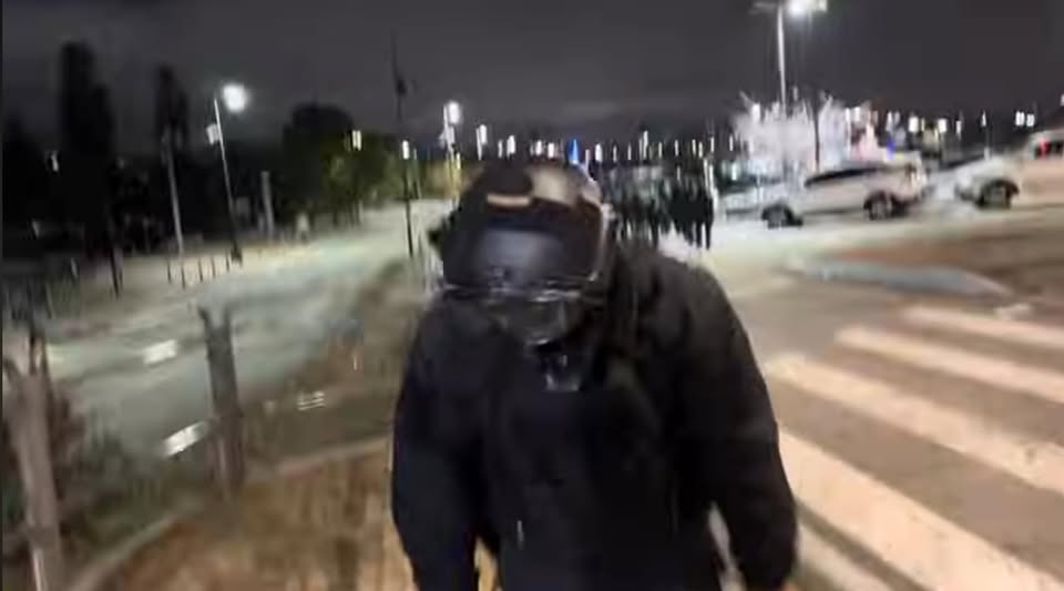 허재현 기자님

오늘 시민들에게 허리 숙여
 “죄송합니다” 말해주고 간 
이름없는 한 계엄군인에게 경의를 표합니다.
제가 당신의 인사를 받은 한 
시민이자 기자였습니다. 고맙습니다.
민주공화국을 함께 지킨 
오늘의 새벽을 결코 잊지 않고 평생 기억하겠습니다.