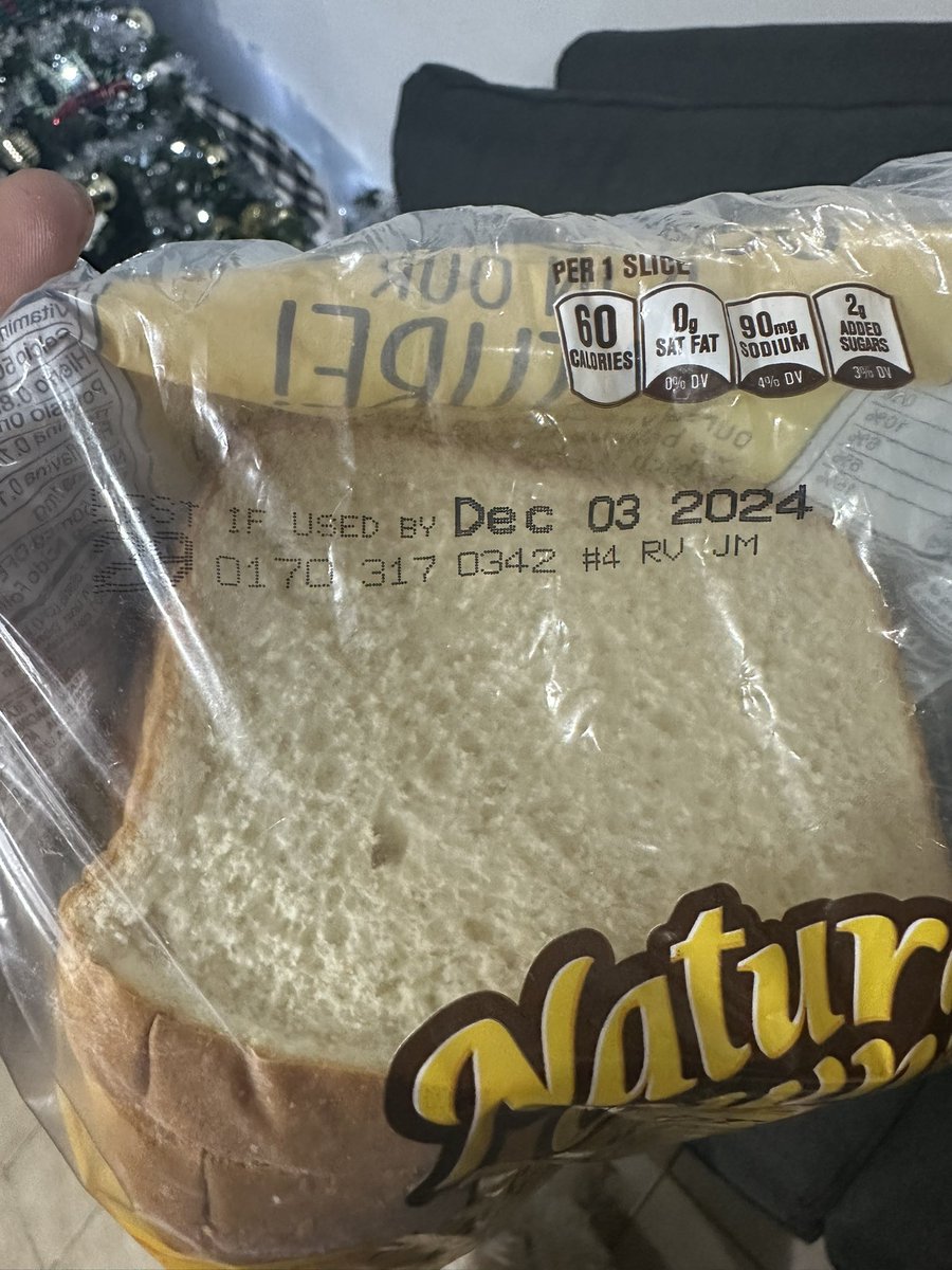 EddAllAtOnce's tweet photo. @Natures_Own Hi friends!! Been buyin’ your bread for a good time, so good, but this latest batch SMELLS like plastic/polymer kind of vibe since the day I bought it, any other weird reports like this one? https://t.co/VxRxKD055v