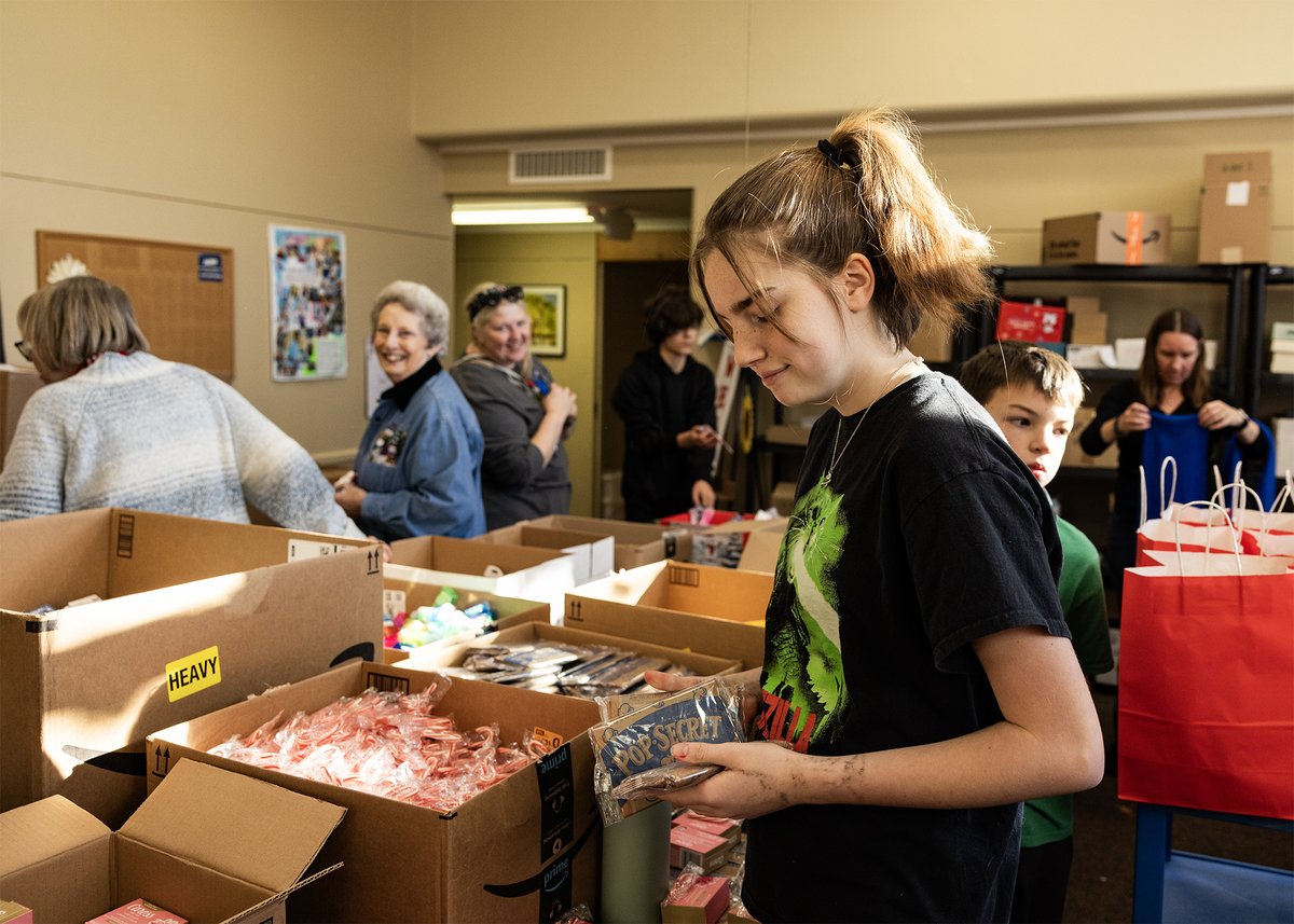 TopekaMOW's tweet image. Spreading holiday cheer today! Volunteers are crafting gift bags for @TopekaMOW clients, delivering warmth &amp;amp; joy this season. Want to help? 🕒 Just 1 hr/day brightens lives! Choose Topeka/Lawrence routes &amp;amp; make a difference. 💛 Learn more: midlandcare.org/volunteer-for-… #MealsonWheels