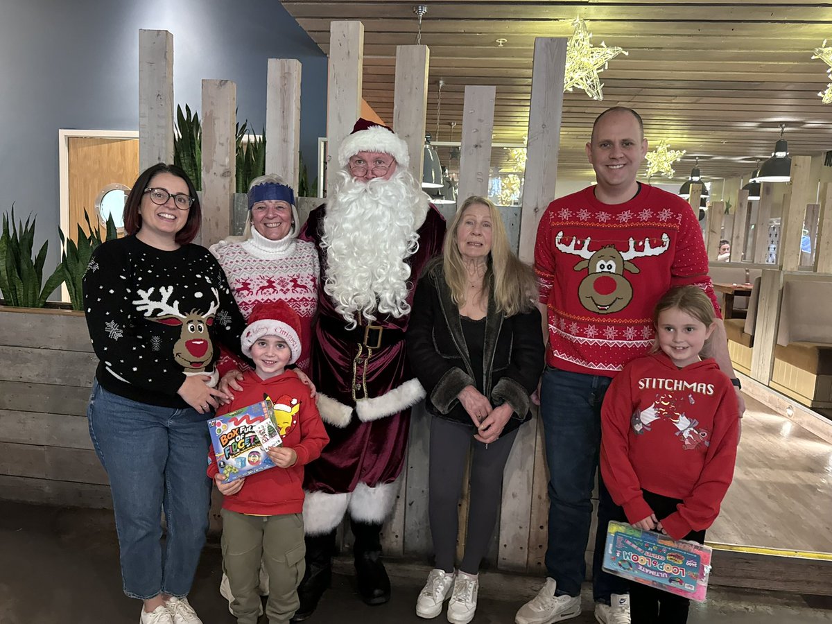 Today we met the big man himself, with brunch with Santa <a href="/CenterParcsUK/">Total10</a> #Woburn #mycp #WinterWonderland2024 #MakingMemories
