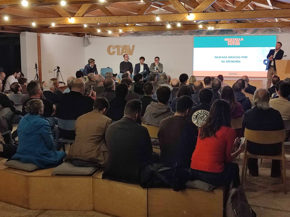 turiaenjoyers's tweet photo. Ayer acudimos al acto organizado por @uvaMestalla y salimos con las pilas cargadas para luchar por quedarnos en el actual estadio, entendiendo que el futuro del VCF solo es viable junto a nuestro 'viejo y buen amigo' Mestalla.

#SalvemMestalla 
#MestallaCasaNostra https://t.co/lhVjUjqW3y