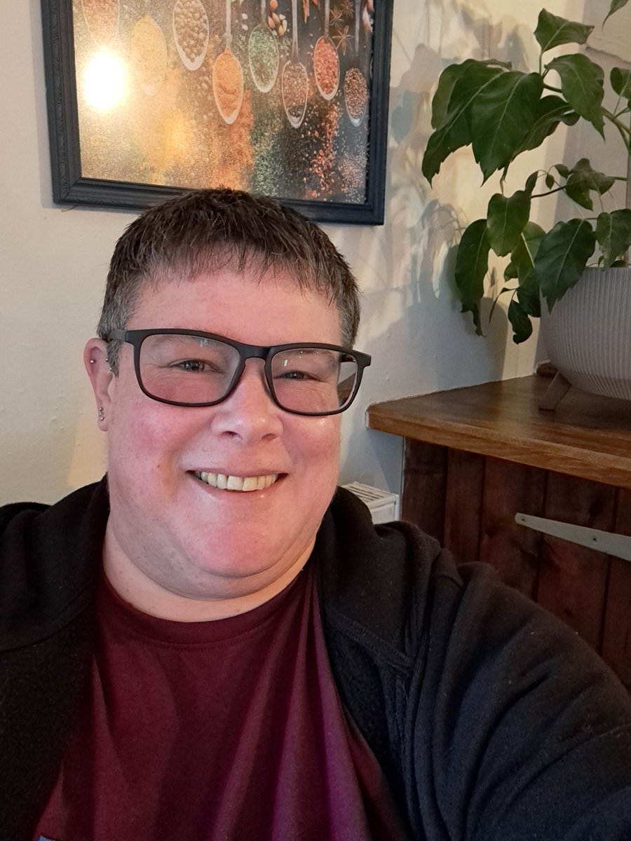 em_nightreader's tweet image. Let me introduce myself.  I&apos;m Em and I&apos;m a #MiddleClassWomanOfaCertainAge