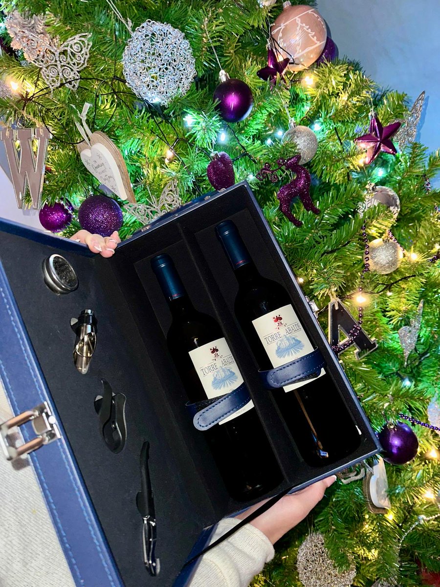 MiniamsU9White's tweet photo. Not long now , just a few of our wonderful  hampers to win at our annual Xmas raffle . Still time to grab your tickets  . Dm if your interested 🎅🏻🎄🤶🏻🤞🏻 https://t.co/6P4x6NlyoN