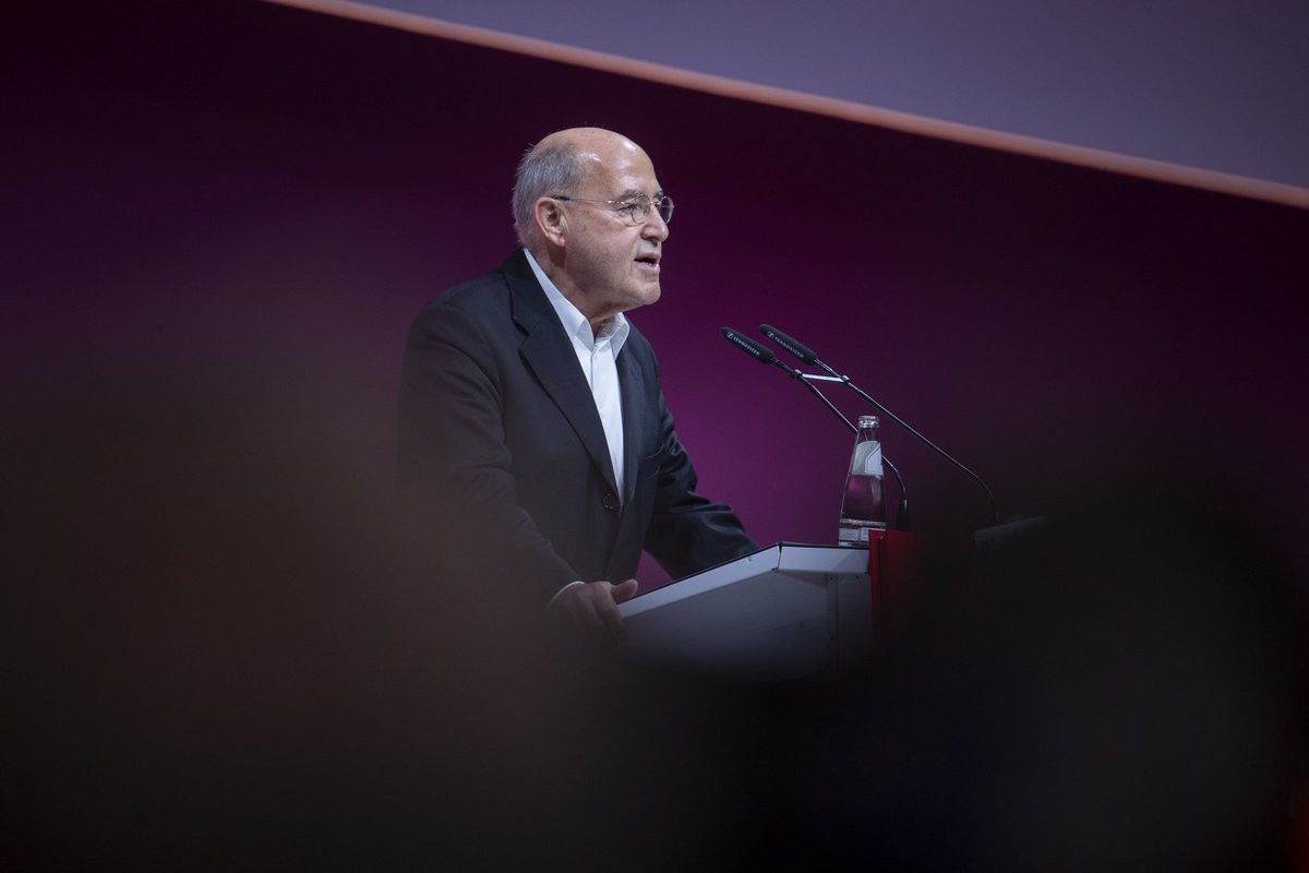 Ich beglückwünsche den Bezirksverband Treptow-Köpenick herzlich dazu,  <a href="/GregorGysi/">Gregor Gysi</a> zum Direktkandidaten gewählt zu haben! Wir gehen rein, holen das Direktmandat und stellen als Linksfraktion im nächsten Bundestag den Alterspräsidenten. Der hat nämlich keine Redezeitbegrenzung. ❤️