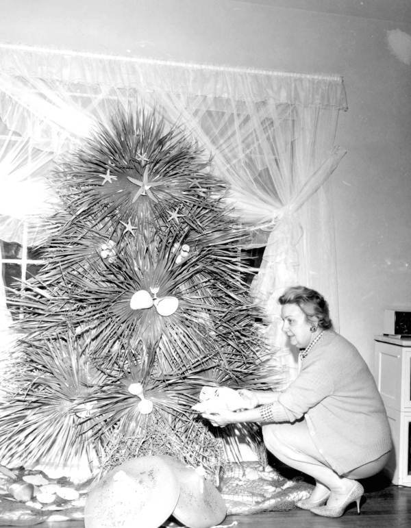 StateLibraryFL's tweet image. Merry Christmas! While we are away for the new year, take a look at this &quot;All Florida Christmas tree&quot; from Christmas in Tallahassee of 1961. @FLMemory: floridamemory.com/items/show/796…