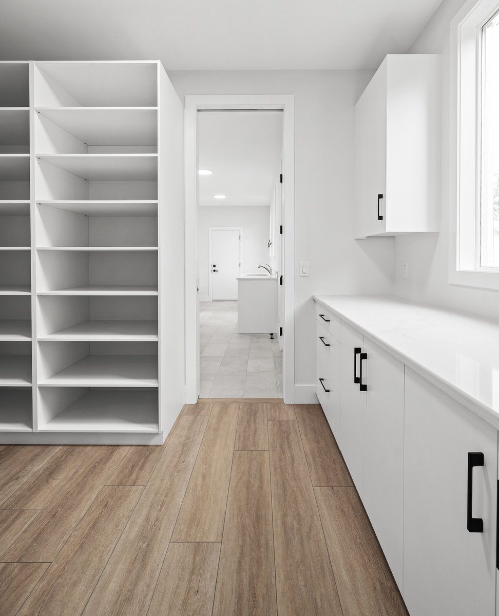 mkldesignstudio's tweet image. Sleek, modern, and functional! This custom back entry &amp;amp; pantry offers the ultimate blend of style and organization—bright, airy, and ready to handle everything
•⁠
•⁠
•⁠
Builder: @sunset_homes
Interiors: @mkldesignstudio

#CustomHome #MKLDesignStudio #MKLInteriors #YYCDesign